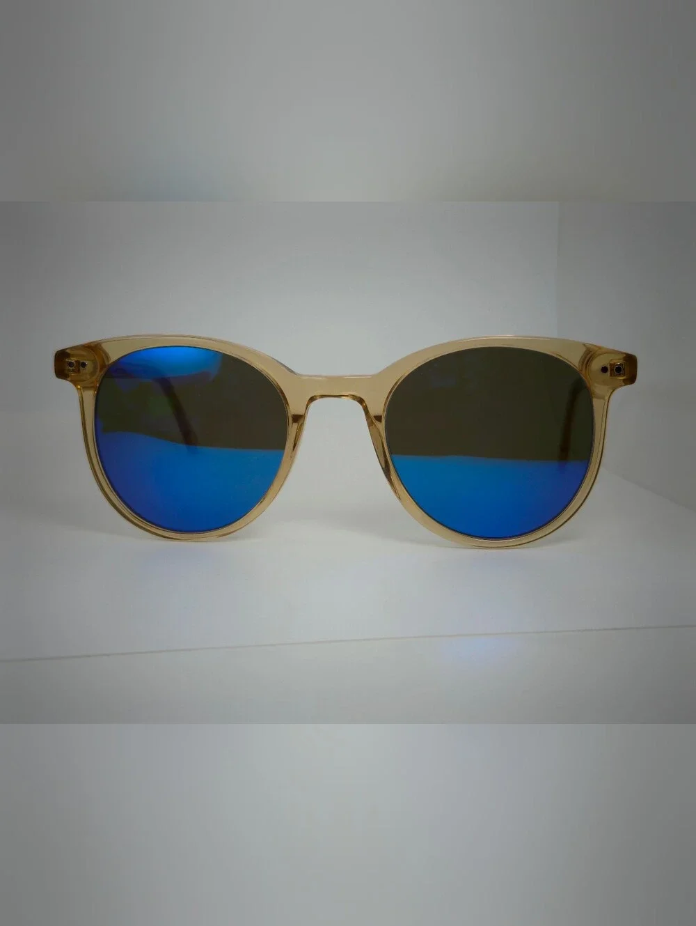 Seah. Amber Light Brown Frame. Round Lens.